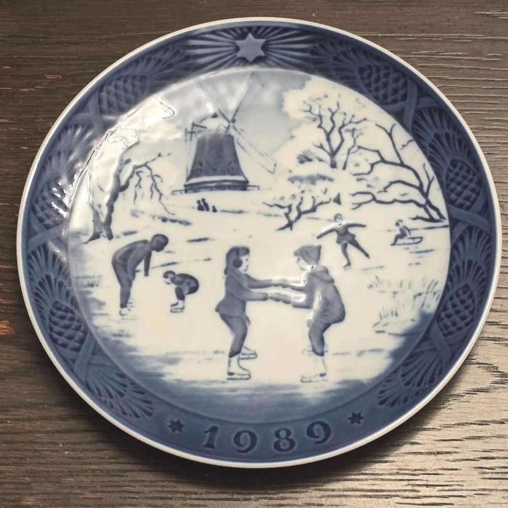1989 Royal‎ Copenhagen The Old Skating Pond Blue White Porcelain Collector Plate
